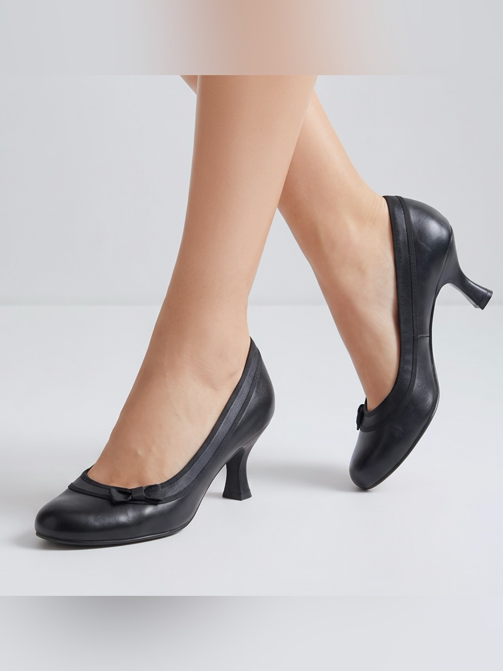 Vintage Steve Madden
Venuss Black Leather
Kitten Heels Bow